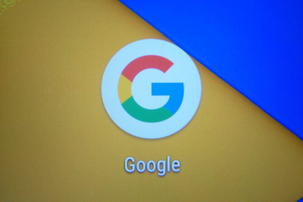 Das App-Icon der Google-Suche, mit einer Spiegelreflexkamera herangezoomt